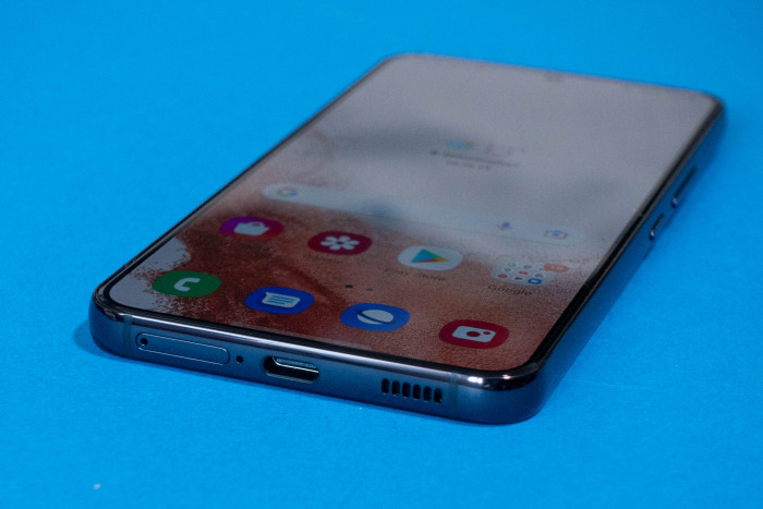 Die Unterseite des Galaxy S22 (Bild: Tobias K&ouml;ltzsch/Golem.de)
