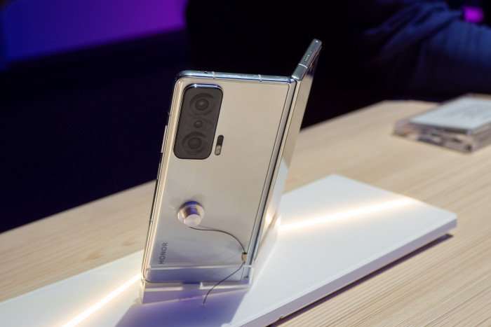 Das Magic V ist ein faltbares Smartphone im Design des Galaxy Z Fold 3 von Samsung. (Bild: Martin Wolf/Golem.de)