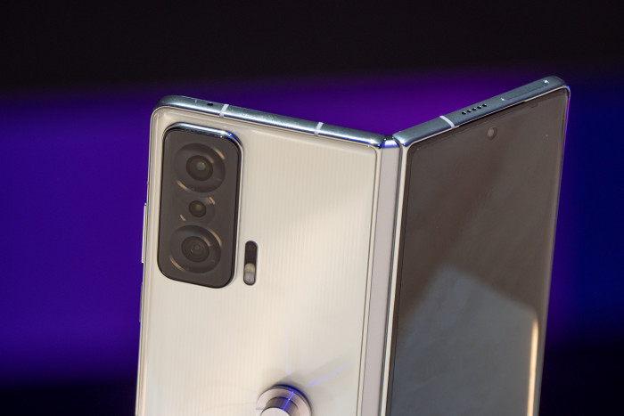 Die Dreifachkamera auf der R&uuml;ckseite verwendet 50-Megapixel-Sensoren. (Bild: Martin Wolf/Golem.de)