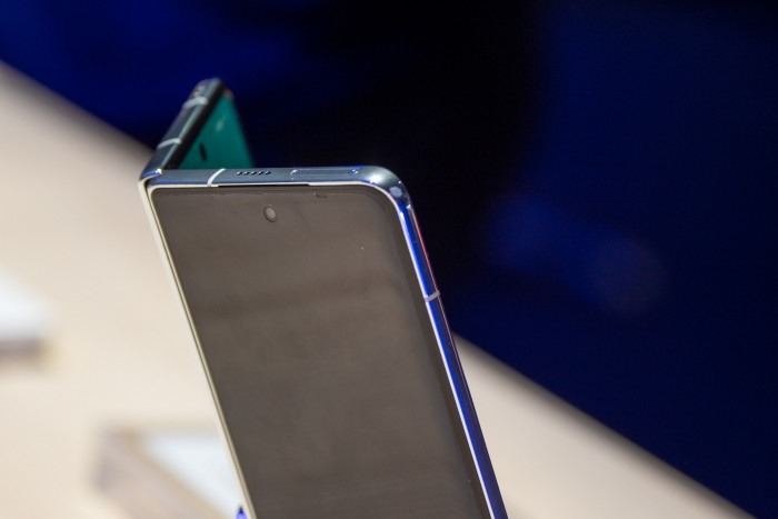 Der Au&szlig;enbildschirm hat eine Diagonale von 6,45 Zoll und ein gutes Seitenverh&auml;ltnis. (Bild: Martin Wolf/Golem.de)