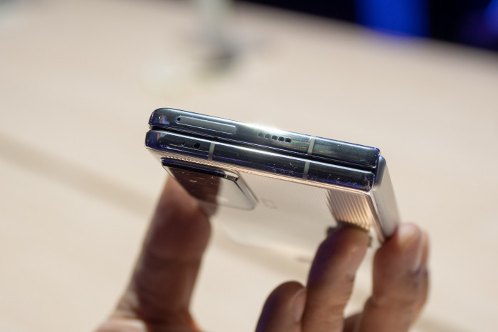 Das Magic V schlie&szlig;t ohne nennenswerte L&uuml;cke zwischen den beiden Teilen. (Bild: Martin Wolf/Golem.de)