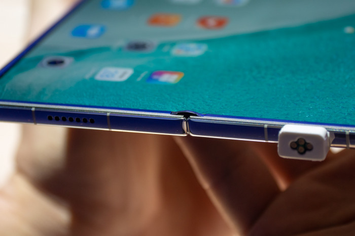 Das Scharnier scheint gut gegen Partikel abgeschirmt zu sein. (Bild: Martin Wolf/Golem.de)