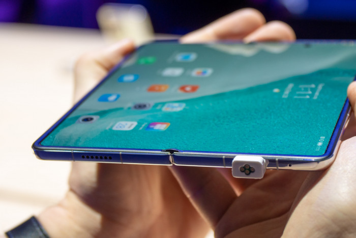 Dank der Scharnierkonstruktion ist der Falz in der Mitte des Bildschirms &auml;u&szlig;erst unauff&auml;llig. (Bild: Martin Wolf/Golem.de)