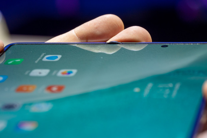 Die innenliegende Frontkamera ist im Display verbaut. (Bild: Martin Wolf/Golem.de)