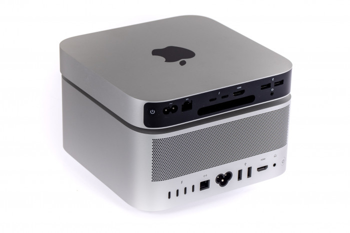 Der Mac Mini (oben) hat eine identische Grundfläche zum Mac Studio. (Bild: Martin Wolf/Golem.de)