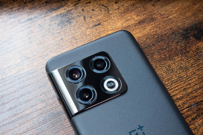 Neben der Hauptkamera gibt es eine Superweitwinkelkamera und eine Telekamera. (Bild: Tobias Költzsch/Golem.de)