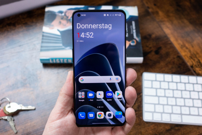 Das Display des Oneplus 10 Pro ist hochauflösend und hat eine Bildrate von 120 Hz. (Bild: Tobias Költzsch/Golem.de)