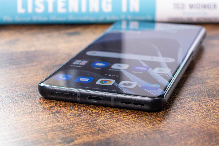 Das Oneplus 10 Pro kann mit bis zu 80 Watt geladen werden.(Bild: Tobias Költzsch/Golem.de)