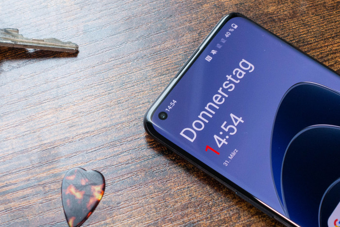 Die Frontkamera sitzt in einem Loch im Display. (Bild: Tobias Költzsch/Golem.de)