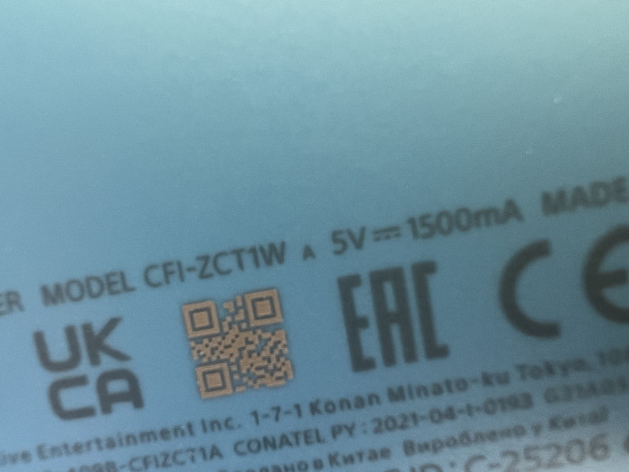 Das winzige "A" in der Mitte ist nur auf der Rückseite neuer Dualsense aufgedruckt. (Bild: P. Steinlechner/Golem.de)