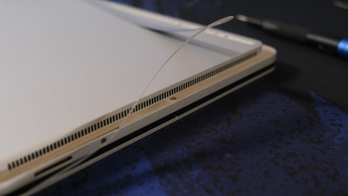 Die Schrauben sind unter Aufklebern versteckt. (Bild: Oliver Nickel/Golem.de)