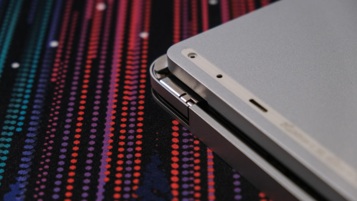 Die Schrauben sind unter Aufklebern versteckt. (Bild: Oliver Nickel/Golem.de)