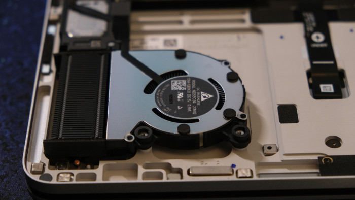 L&uuml;fter sind geschraubt. (Bild: Oliver Nickel/Golem.de)