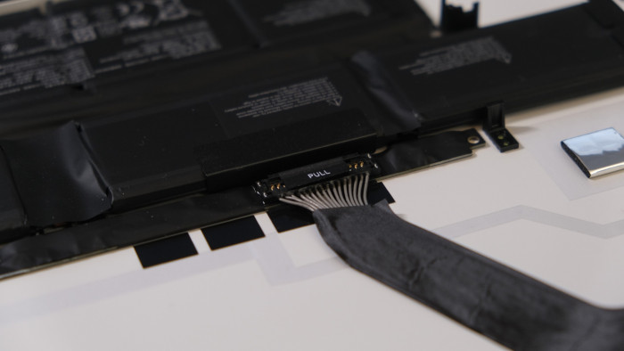 Der Akku ist verklebt. (Bild: Oliver Nickel/Golem.de)