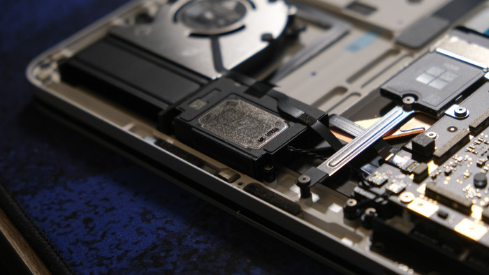 Lautsprecher sind angeschraubt. (Bild: Oliver Nickel/Golem.de)