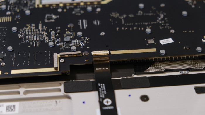 Der Akku wird mit dem Mainboard verbunden. (Bild: Oliver Nickel/Golem.de)