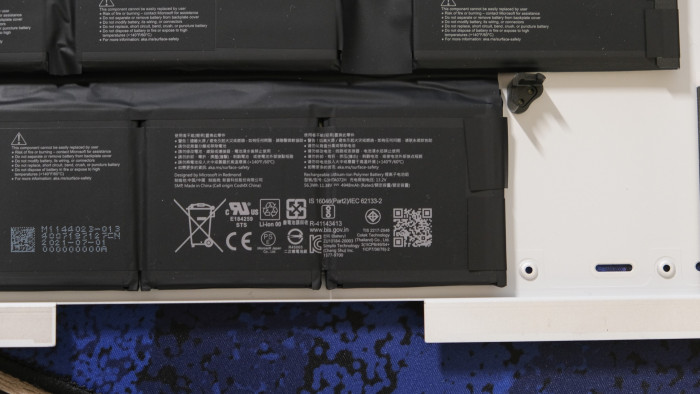 Akku verklebt auf dem Deckel (Bild: Oliver Nickel/Golem.de)