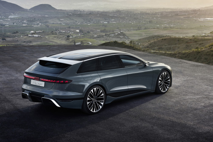 Mit einer Fahrzeugl&auml;nge von 4,96 m und einer Breite von 1,96 m positioniert Audi den A6 Avant in der Oberklasse. (Foto: Audi)