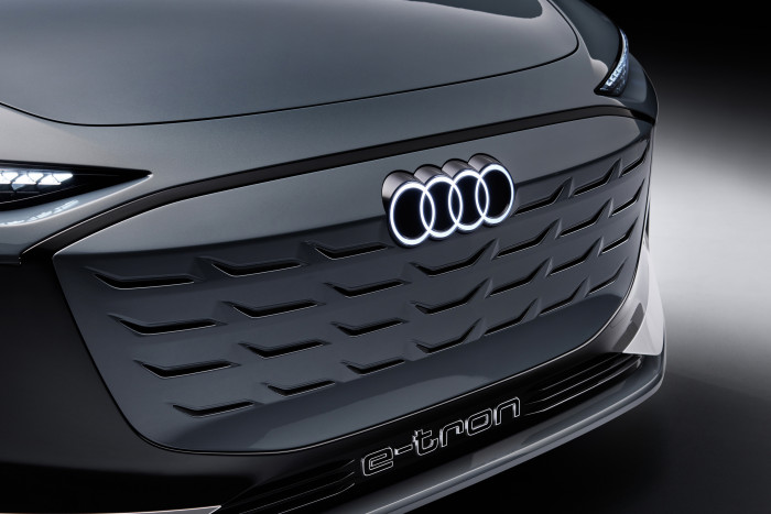 Die Frontpartie wird von einem gro&szlig;fl&auml;chigen Single-Frame dominiert, flankiert von schmalen Matrix-LED-Scheinwerfern. (Foto: Audi)