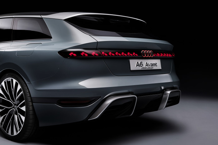 Auff&auml;llig an der Heckpartie sind die beiden gro&szlig;formatigen Luftausl&auml;sse des Heckdiffusors. (Foto: Audi)