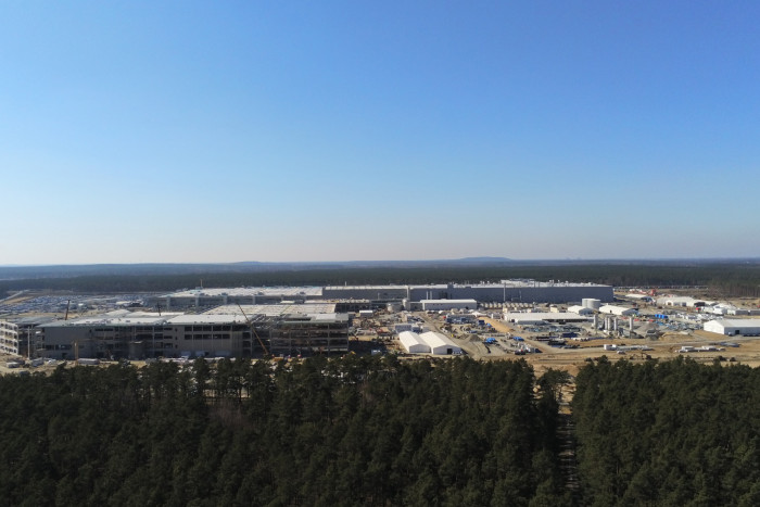 Im Beisein von Bundeskanzler Olaf Scholz (SPD) hat Elon Musk die ersten in Deutschland gebauten Teslas den Käufern übergeben. (Foto: Friedhelm Greis/Golem.de)