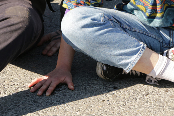 Einige Aktivisten klebten ihre Hände auf dem Asphalt fest. (Foto: Friedhelm Greis/Golem.de)