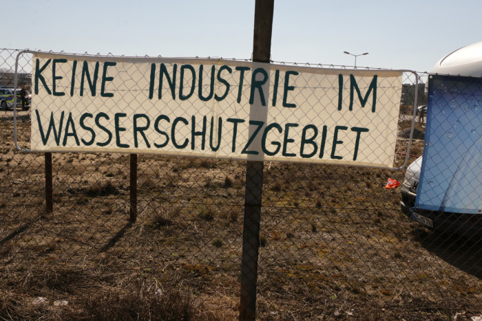 Sie kritisieren den Bau der Fabrik in einem Wasserschutzgebiet. (Foto: Friedhelm Greis/Golem.de)
