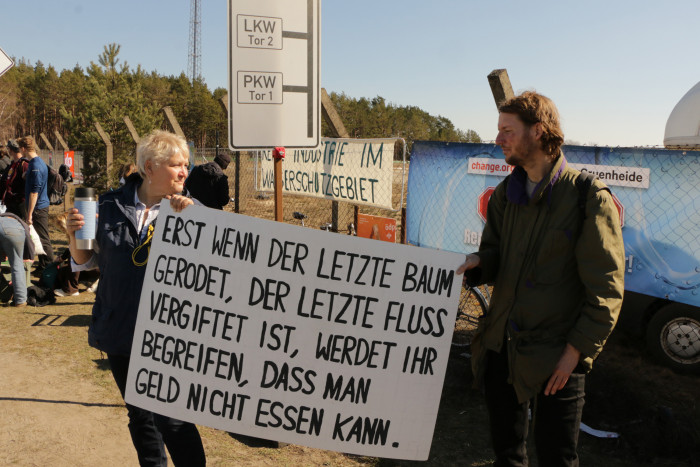 Gigafactory Berlin eröffnet: Protestierende Klimaschützer und