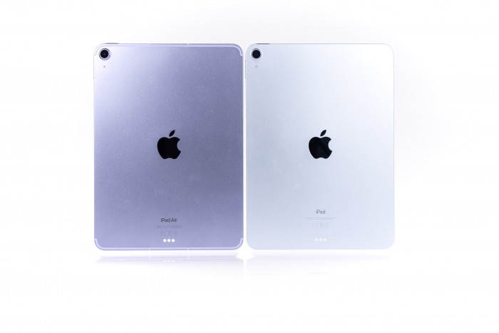 Nebeneinander sind die beiden Tablets nur anhand der Farbe und der Antenneneinlagen beim neuen iPad Air auseinanderzuhalten. (Bild: Martin Wolf/Golem.de)