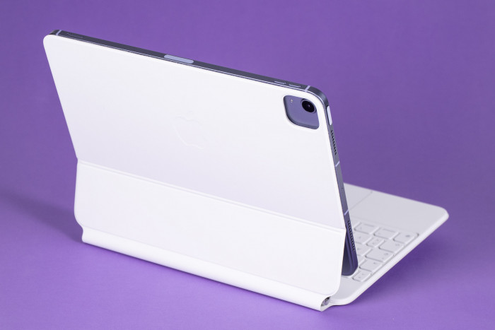 Am Kamera-Cutout ist zu erkennen, dass die Tastaturh&uuml;lle eigentlich f&uuml;r das iPad Pro ist. (Bild: Martin Wolf/Golem.de)