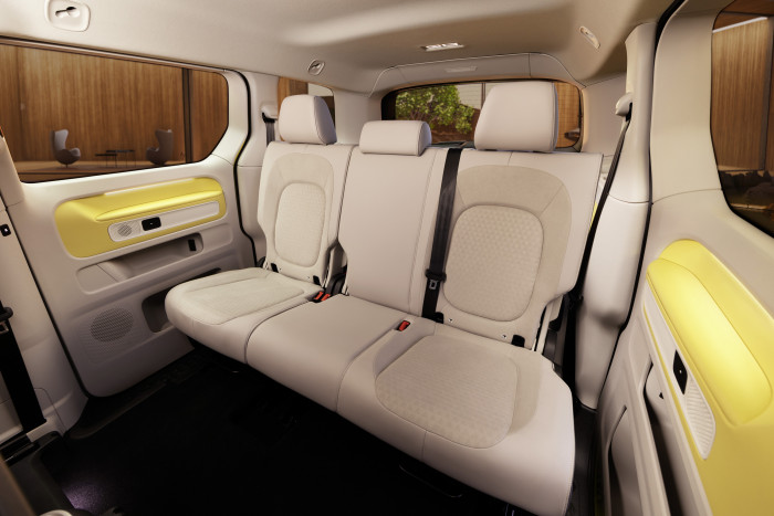Im Fond gibt es eine 40 zu 60 teil- und umklappbare Dreiersitzbank. (Foto: Volkswagen)