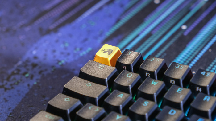 Die orange Taste liegt als Option bei. Wir können auch die normale ESC-Taste verwenden. (Bild: Oliver Nickel/Golem.de)