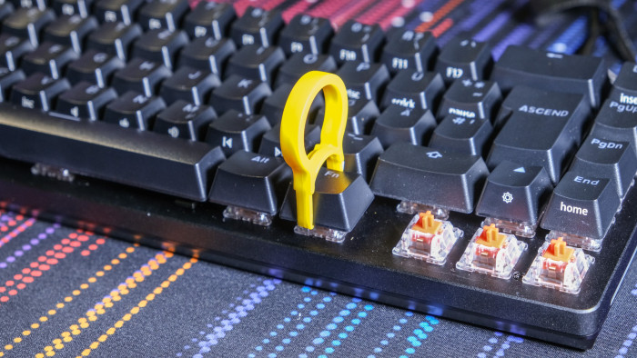 Mit Keycap-Zieher können Kappen leicht getauscht werden. (Bild: Oliver Nickel/Golem.de)