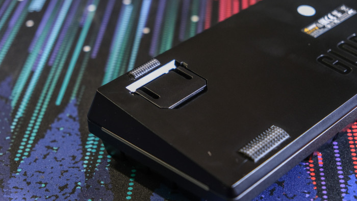 Auf der Rückseite sind Gummifüße und Ständer... (Bild: Oliver Nickel/Golem.de)