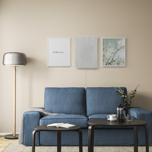 Symfonisk-Bilderrahmenlautsprecher zwischen zwei anderen Bildern (Bild: Ikea)