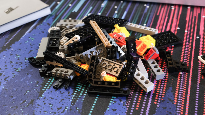 Aufbau des Lego DeLorean 10300 (Bild: Oliver Nickel/Golem.de)