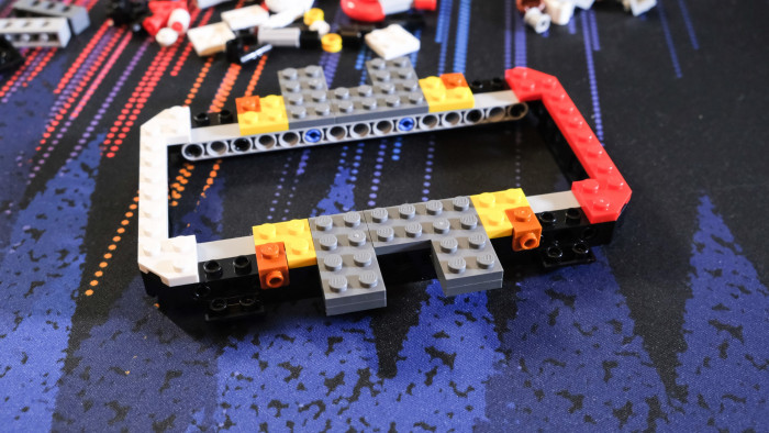 Aufbau des Lego DeLorean 10300 (Bild: Oliver Nickel/Golem.de)