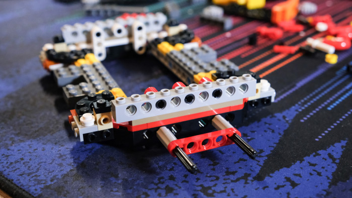 Aufbau des Lego DeLorean 10300 (Bild: Oliver Nickel/Golem.de)