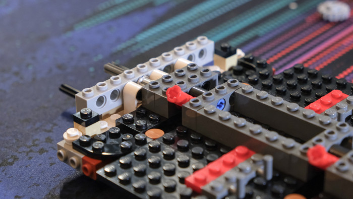 Aufbau des Lego DeLorean 10300 (Bild: Oliver Nickel/Golem.de)