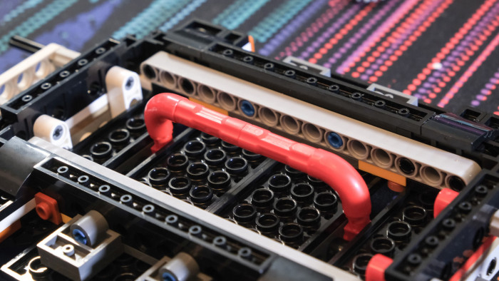 Aufbau des Lego DeLorean 10300 (Bild: Oliver Nickel/Golem.de)