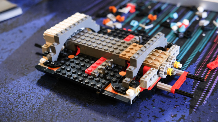 Aufbau des Lego DeLorean 10300 (Bild: Oliver Nickel/Golem.de)