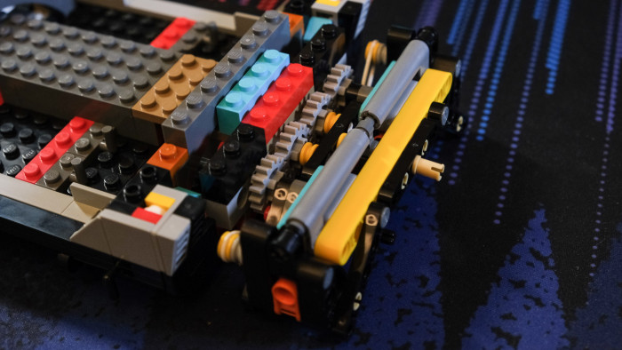 Aufbau des Lego DeLorean 10300 (Bild: Oliver Nickel/Golem.de)