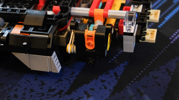 Aufbau des Lego DeLorean 10300 (Bild: Oliver Nickel/Golem.de)