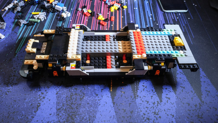 Aufbau des Lego DeLorean 10300 (Bild: Oliver Nickel/Golem.de)