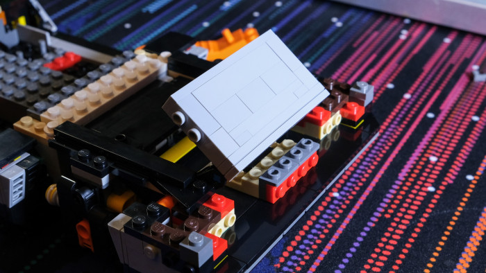 Aufbau des Lego DeLorean 10300 (Bild: Oliver Nickel/Golem.de)