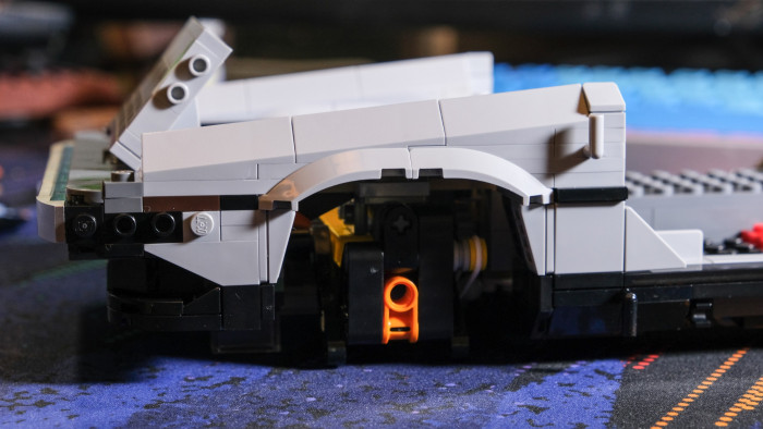 Aufbau des Lego DeLorean 10300 (Bild: Oliver Nickel/Golem.de)