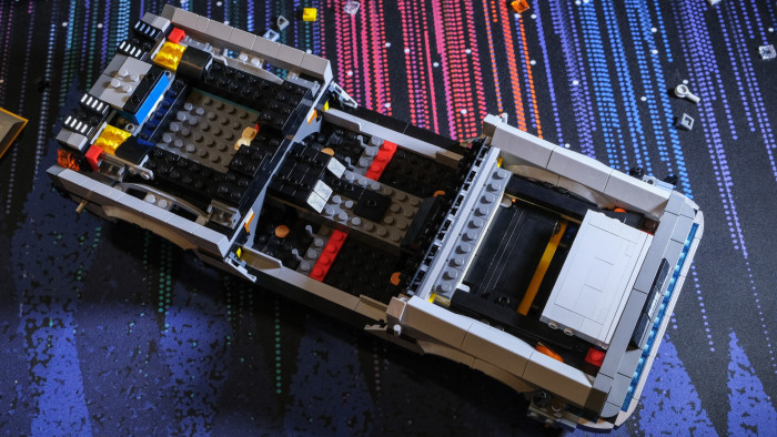 Aufbau des Lego DeLorean 10300 (Bild: Oliver Nickel/Golem.de)