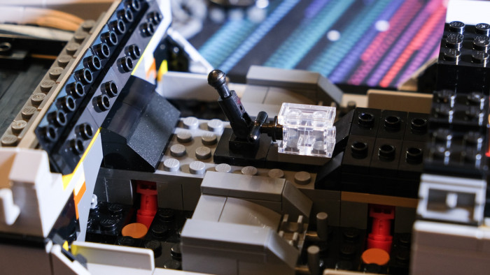 Aufbau des Lego DeLorean 10300 (Bild: Oliver Nickel/Golem.de)