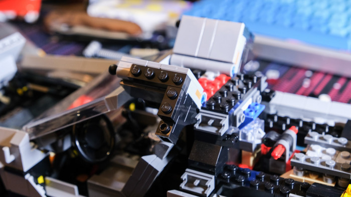 Aufbau des Lego DeLorean 10300 (Bild: Oliver Nickel/Golem.de)