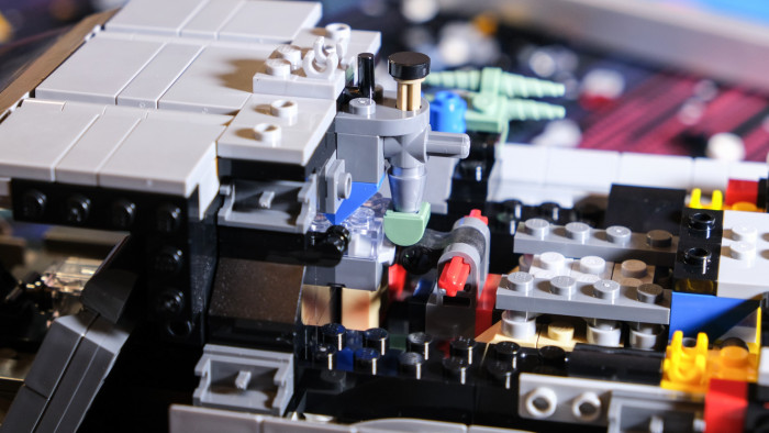 Aufbau des Lego DeLorean 10300 (Bild: Oliver Nickel/Golem.de)